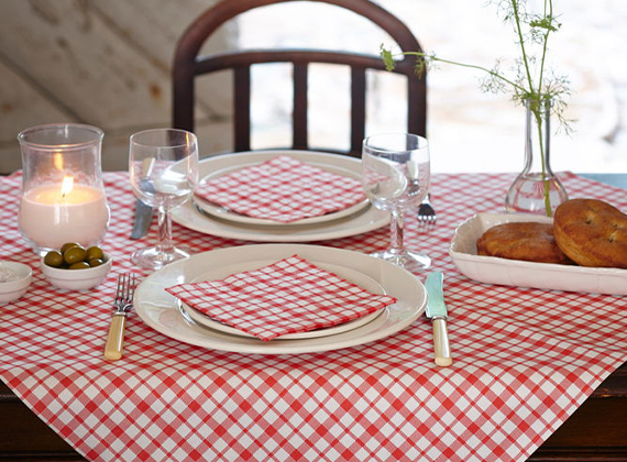 Giovanni design Dunisilk® table cover on restaurant table